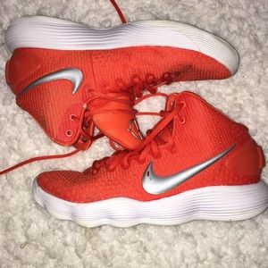Basketball shoes